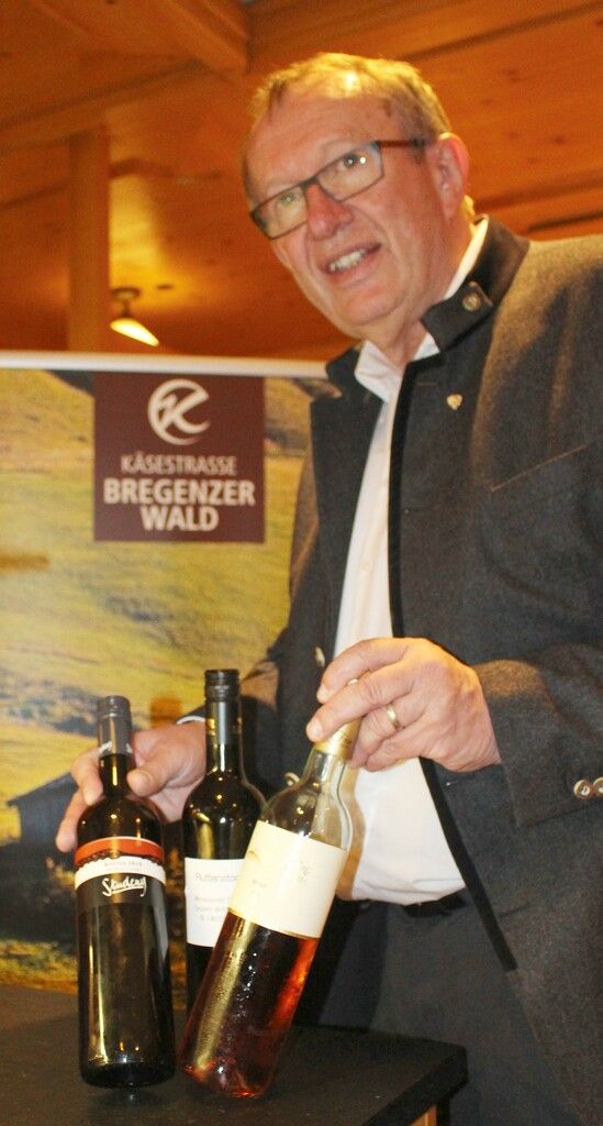 <p class="caption">Geburtstagskind Toni Honsig präsentierte die Sieger-Weine.</p><p class="caption"/>