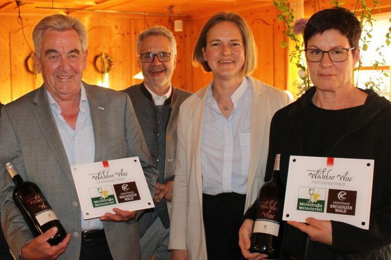 <p class="caption">GF Klaus Gössel und GF Christina Rusch zeichneten „Tannberg Fritz“ und Ingrid Schiechl als Wäldar-Win-Premiumpartner aus. <span class="copyright">STP/3</span></p><p class="caption"/>