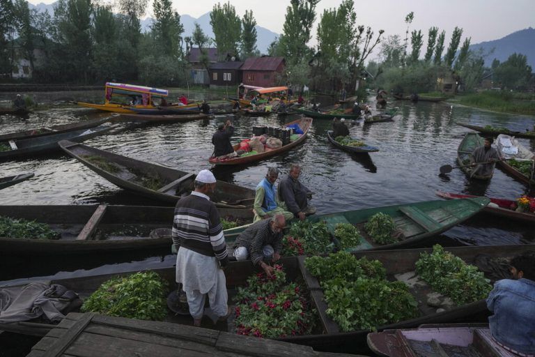 Händler verkaufen ihre Waren auf dem schwimmenden Markt am Dal-See in Srinagar, Kaschmir. AP