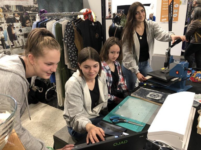 Hanna Mzik (2. v.l.Leiterin Mädchentreff), Nadine, Mona und Sedef setzen sich auch kritisch mit dem Thema Mode auseinander. ERH