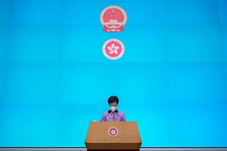 Hongkongs Regierungschefin Carrie Lam hat ihren Verzicht auf eine zweite Amtszeit erklärt. Bei der Wahl im Mai tritt sie nicht an. Reuters