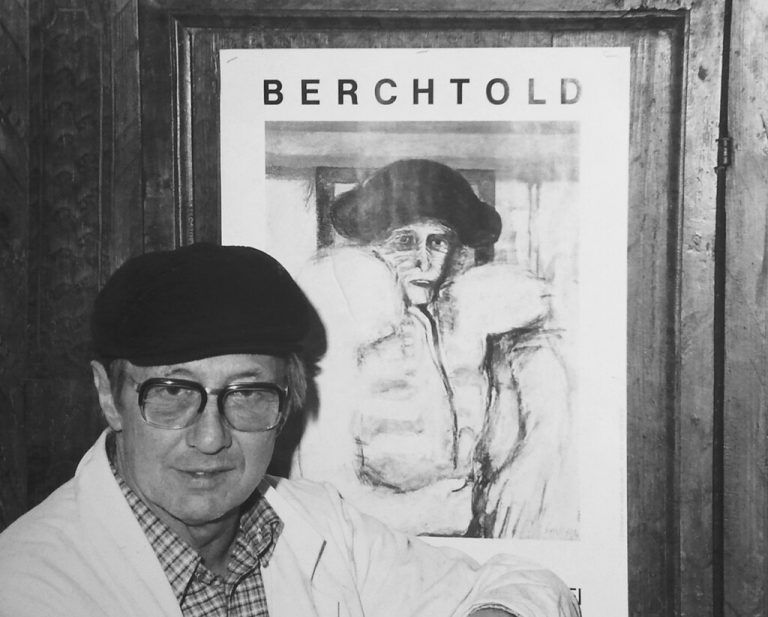 Hubert Berchtold vor einem Plakat zu einer seiner Ausstellungen.
