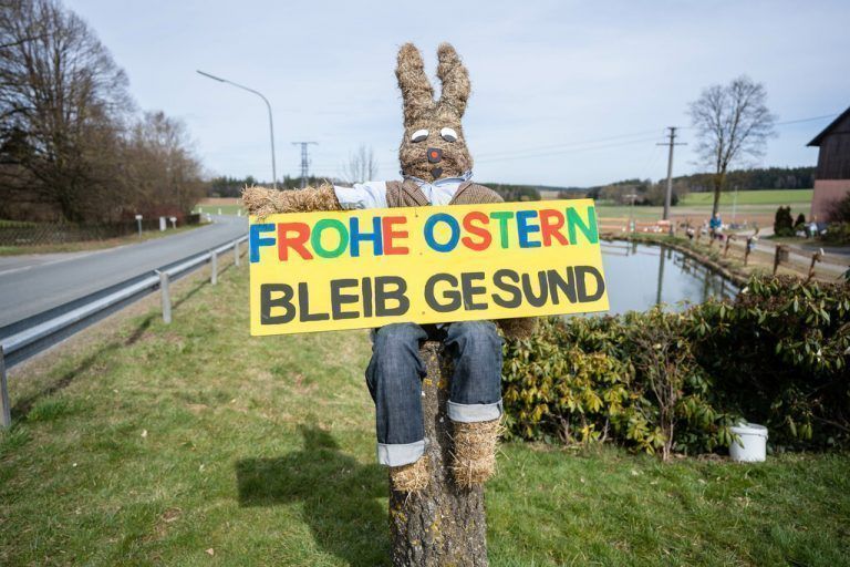 Hunderte Strohosterhasen zieren derzeit das Dorf Silberbach in Bayern - mehr als es Einwohner hat. APA/DPA