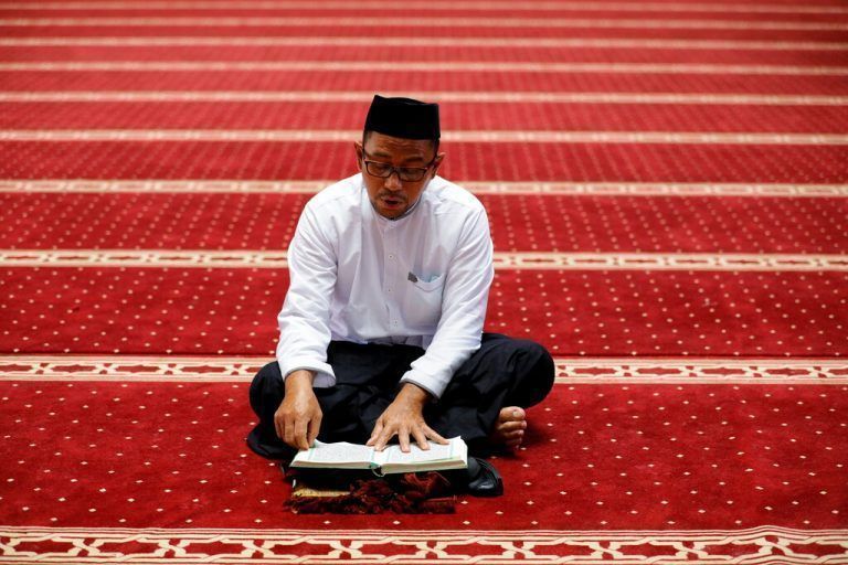 Im Fastenmonat Ramadan liest ein Muslim in der Istiqlal-Moschee im indonesischen Jakarta aus dem Koran. Reuters