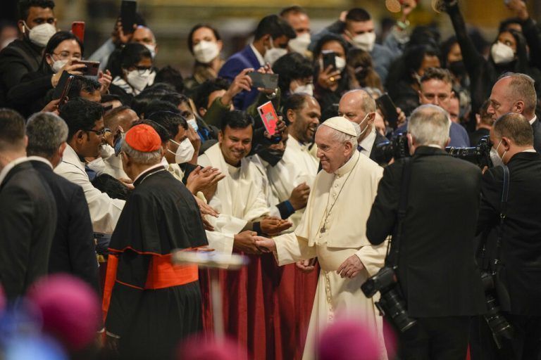 Im Petersdom gedachte Papst Franziskus der Opfer. ap