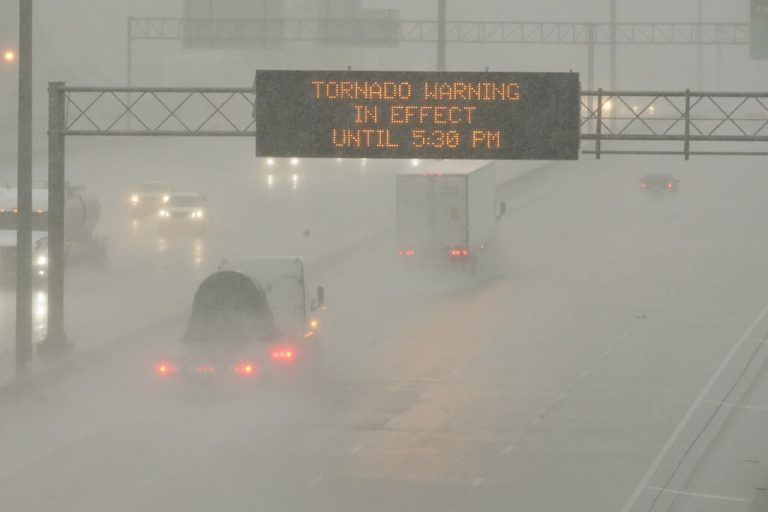 Im US-Bundesstaat Mississippi werden Autofahrer über eine Tornadowarnung informiert. AP