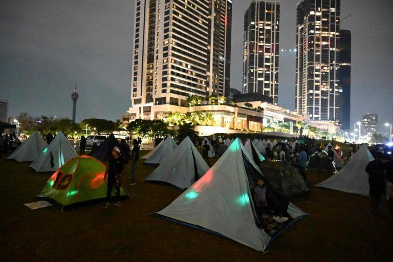 In Colombo, Sri Lanka, schlafen Demonstranten in Zelten, um ihren Protest gegen die Wirtschaftskrise am Morgen gleich fortzusetzen. AFP
