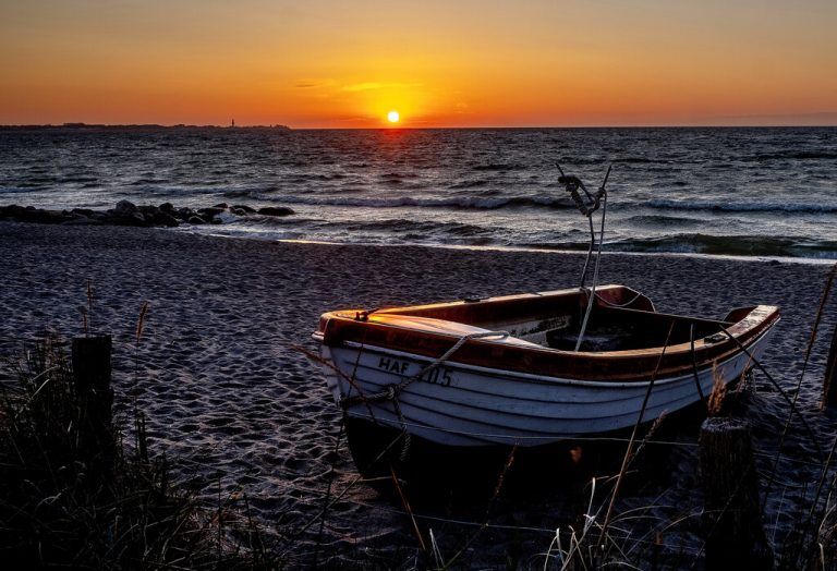 In den Morgenstunden ist ein kleines Fischerboot an der Ostseeküste in Haffkrug, Schleswig-Holstein zu sehen. AP