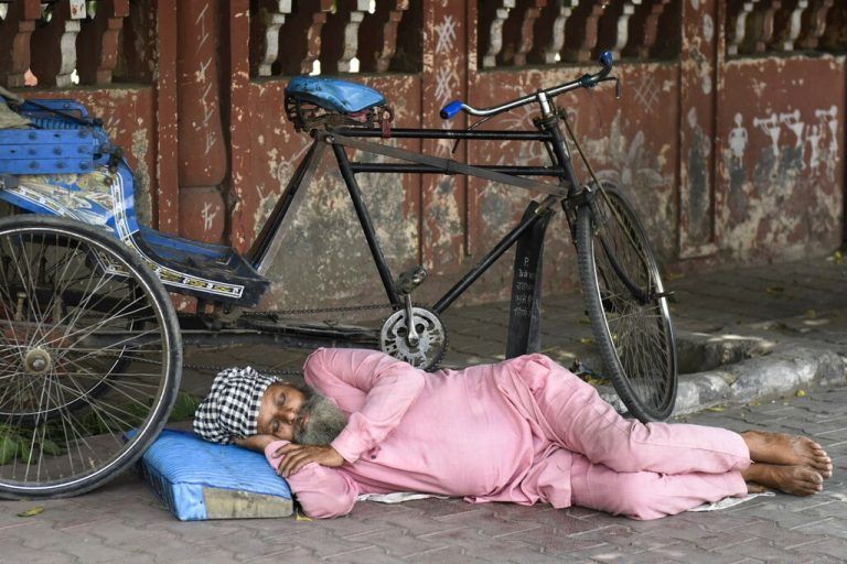 In der indischen Stadt Amritsar macht ein Fahrradrikscha-Fahrer eine Pause und schläft auf der Straße. AFP
