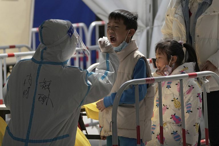 In der stärksten Corona-Welle in China seit zwei Jahren greifen die Gesundheitsbehörden zu drastischen Mitteln. Das sorgt für massive Kritik. ap