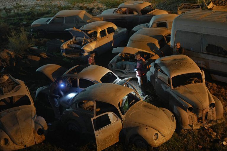 In El Saff bei Kairo suchen Mechaniker aus Autowracks Kandidaten für eine mögliche Restauration. AP