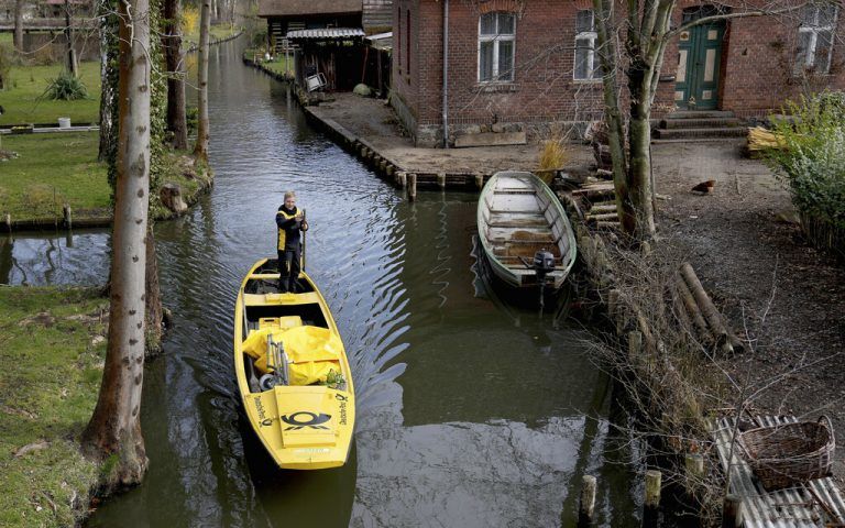 In Lübbenau im Spreewald, etwa 80 Kilometer südöstlich von der deutschen Hauptstadt Berlin, wird die Post auch per Boot ausgeliefert. AP