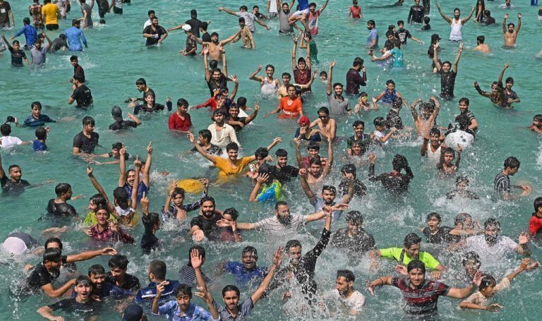 In Pakistan suchen zahlreiche Menschen Abkühlung in den Schwimmbädern. AFP