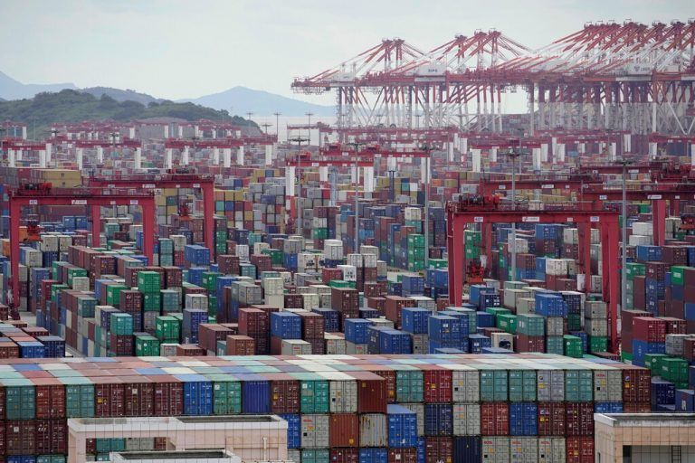 In Shanghai kommt es zu einem Container-Stau im Hafen. Reuters