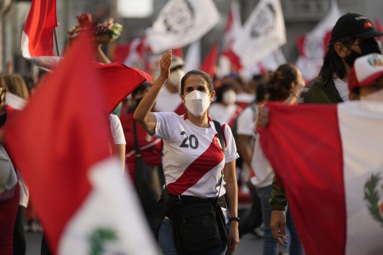 In Perus Hauptstadt Lima gingen Hunderte Menschen gegen Präsident Pedro Castillo auf die Straße und forderten seinen Rücktritt. AP