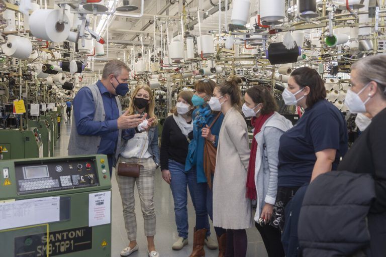 Interessante Einblicke in die Produktion und Entwicklung gab Andreas Röhrich, Entwicklungschef, Modelehrenden aus ganz Österreich bei Wolford.VN/Paulitsch