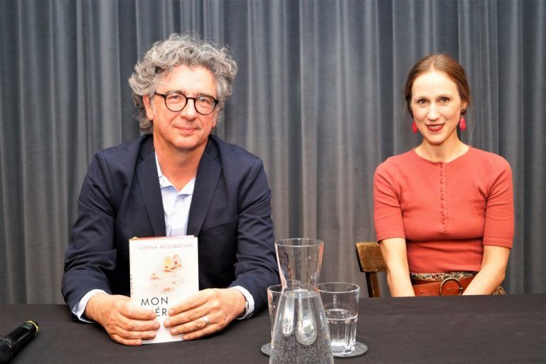 Jürgen Thaler (Felder-Archiv) und Autorin Verena Roßbacher.<span class="copyright">yas/6</span>