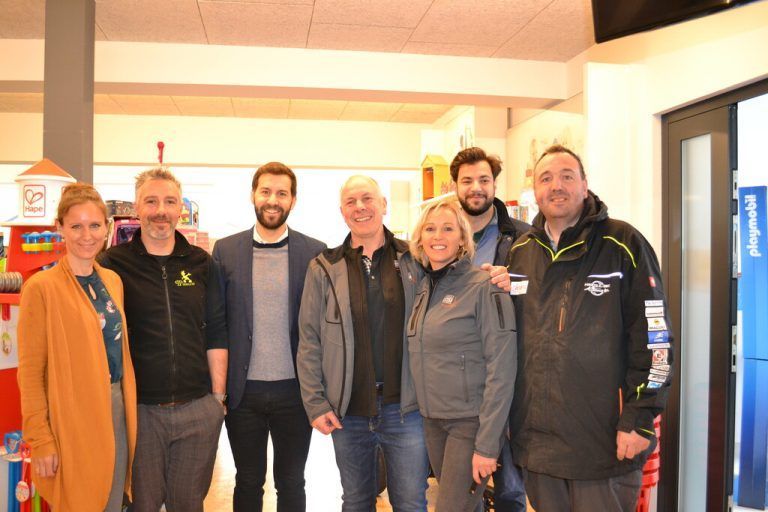 Kerstin und Alexander Schranz (Kinderparadies Pinoccio), Bürgermeister Simon Tschann, Stefan Rauch und Alice Aigner (Wohncult 85), Kulturstadtrat Cenk Dogan sowie Mario Di Bicocchi (Marios E-Bike Garage).<span class="copyright">bi</span>