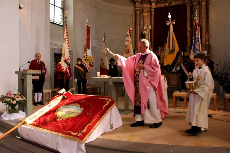Kirchliche Segnung der neu restaurierten Fahne aus dem Jahre 1950 durch Pfarrvikar Alois Erhart in würdigem Rahmen bei der Sonntagsmesse in der Pfarrkirche. bms/4