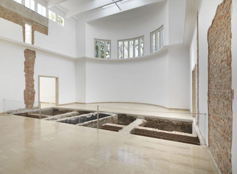 Konzeptkünstlerin Maria Eichhorn legt die Geschichte des von den Nazis erweiterten deutschen Pavillons frei. Jens Ziehe