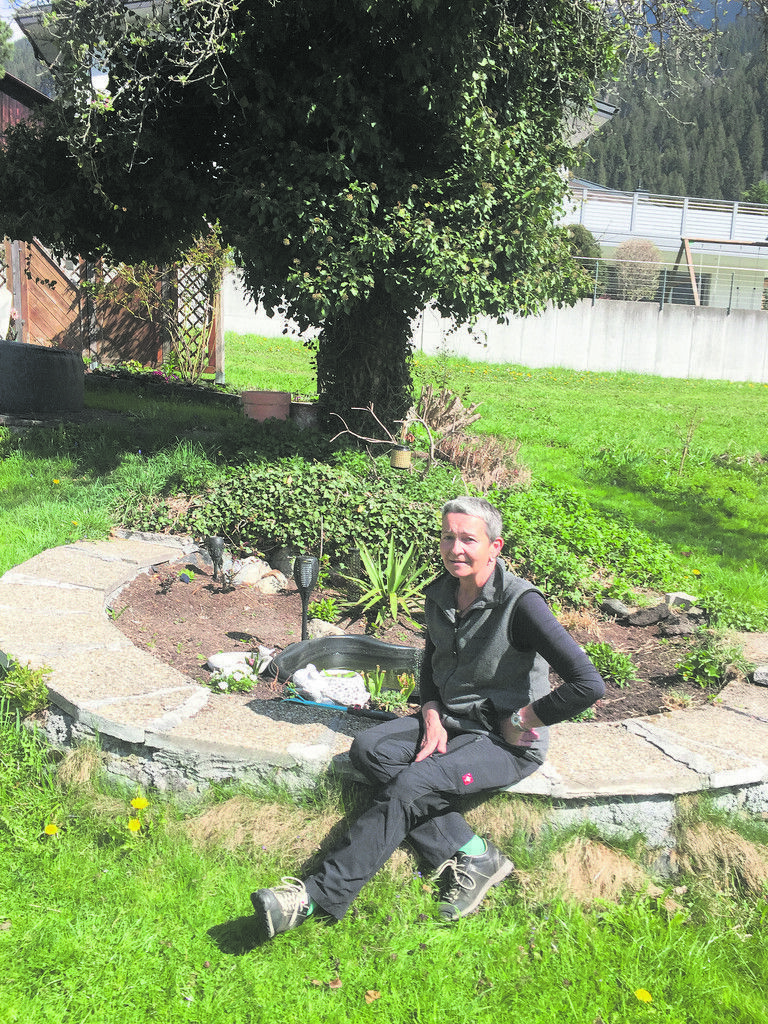 Kornelia in ihrem idyllischen Garten.