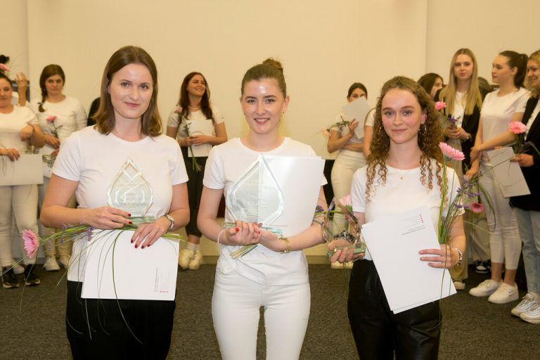 Kosmetik: Elisabeth Nachbaur (2. Platz; Lehrbetrieb Müller Götzis), Alessa Matt (1. Platz; Claudia Lassnig-Preite, Bludenz), Marie Winder (3. Platz; Le Duigou, Götzis).