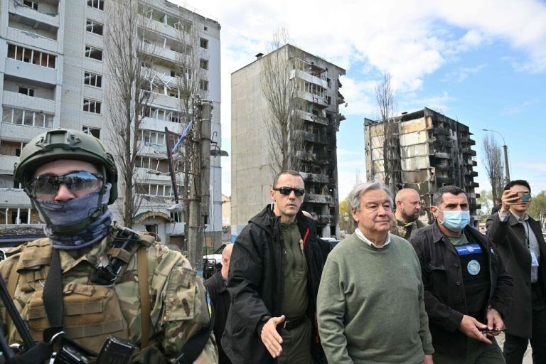 Krieg sei im 21. Jahrhundert nicht zu akzeptieren, sagte Guterres in Borodjanka, einem zerstörten Vorort von Kiew. AFP