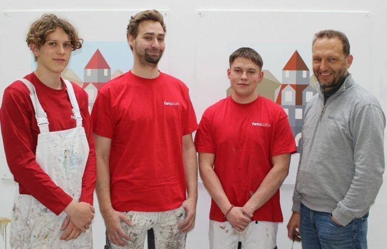 <p class="caption">Lehrherr Michael Fetz mit seinem Erfolgstrio – Jonas Feurstein, Rupert Moosbrugger und Julian Klocker (v. l.) – das beim Lehrlingswettbewerb abräumte. <span class="copyright">STP</span></p><p class="caption"/>