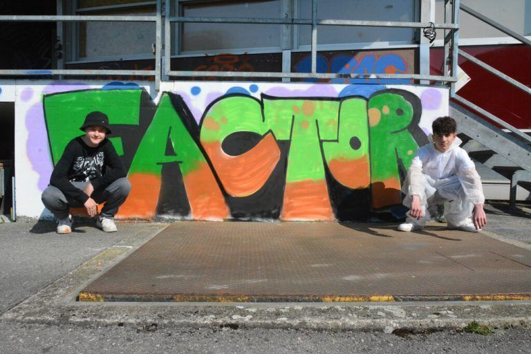 Leon Fitz (links) und Berat Ulusoy zeigen stolz ihr Kunstwerk, das sie im Rahmen des Workshops fertiggestellt haben.