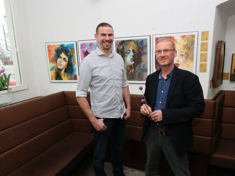 Lukas Buttazoni und Musiker Günther Loacker.