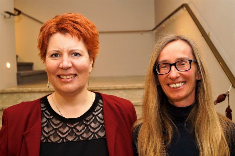 Marion Kaufer (Landesbibliothek) und Ingrid Fürhapter (Felder-Archiv).