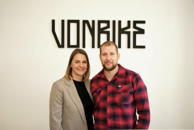 Matthias Vonach lebt mit seiner Partnerin Patricia in Buch.