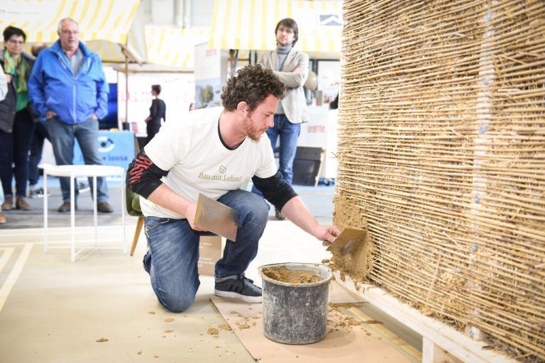 Mehrmals täglich finden in der Sonderausstellung „Bau mit Lehm“ auf der com:bau Vorführungen verschiedener Lehmbautechniken zum Anfassen statt.Udo Mittelberger