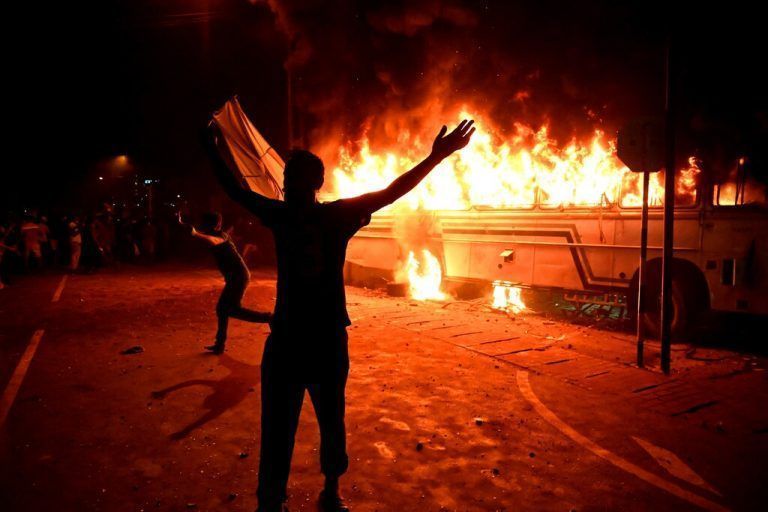 Menschen, die wegen der grassierenden Wirtschaftskrise in Colombo, Sri Lanka, protestieren, setzten einen Bus in Brand. AFP