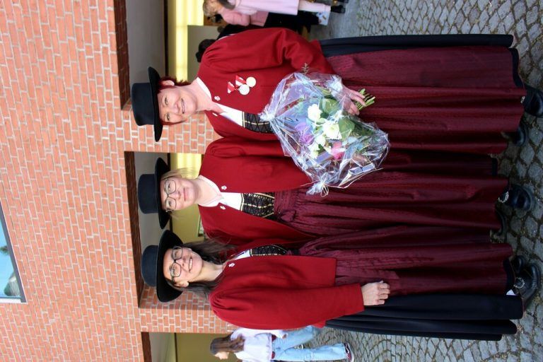 Michaela Schmid, Alexandra Fessler und die Trachtenarchivarin Caroline Stefani.