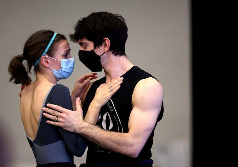 Mit Gesichtsmasken proben Balletttänzer für „The Great Gatsby“ im Northern Ballet Studio in Leeds, Großbritannien. Reuters