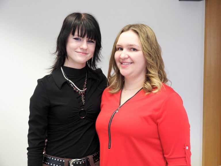  Mitarbeiterinnen Renata Kuhn und Belinda Feuerstein.
