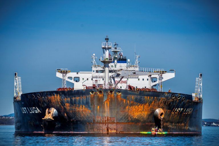 Mitglieder von Greenpeace versuchen einen Tanker daran zu hindern, russisches Öl nach Norwegen zu liefern. Die Aktivisten ketteten sich an das Schiff, das vor einem Ölterminal bei Oslo liegt. RTS