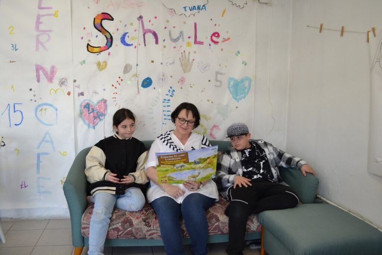 Monika Vonbrüll las den Kindern im Lerncafé Nenzing die Geschichte „Das Wasser gehört uns allen“ vor.<span class="copyright">Caritas Vorarlberg</span>