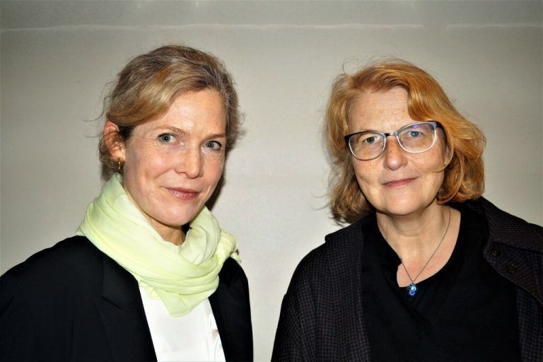 Monika Wagner (Kuges) und Intendantin Stephanie Gräve.