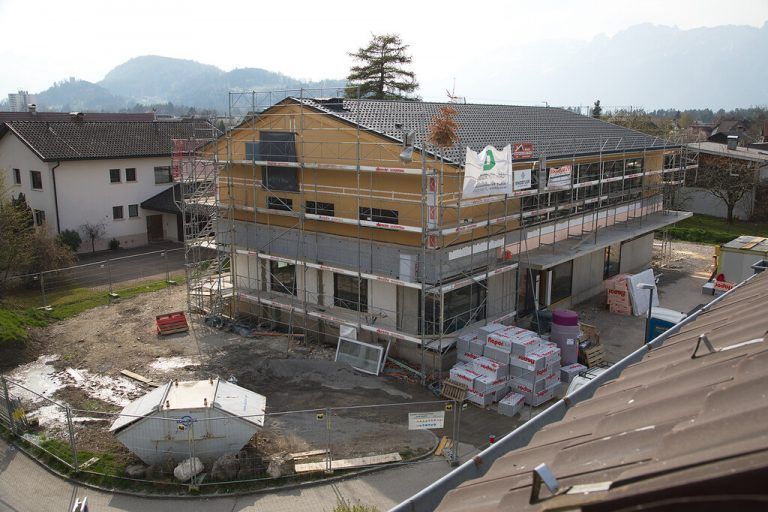 Nach dem Spatenstich im vergangenen Sommer hat sich auf der Baustelle für das neue Pfarrheim bereits einiges getan. TAY