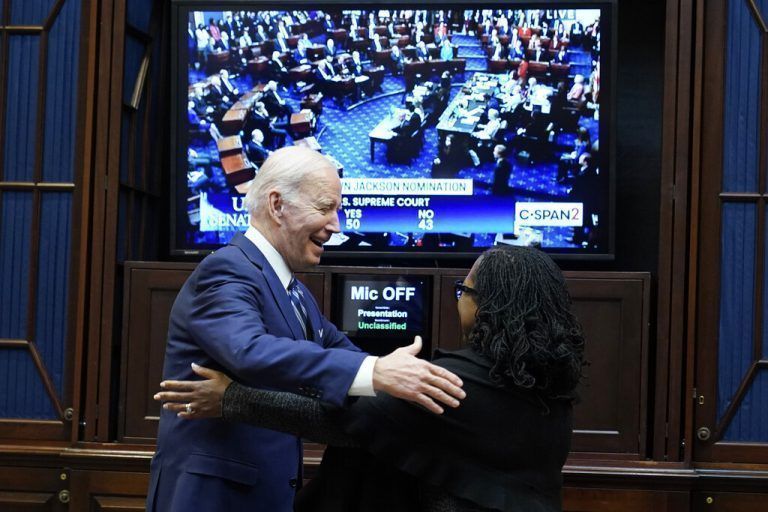 Nach der Bestätigung im Senat umarmt US-Präsident Joe Biden Ketanji Jackson - die erste afroamerikanische Richterin am Supreme Court. AP