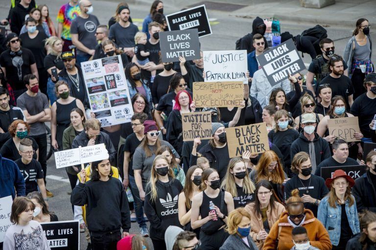 Nach der Veröffentlichung der Videos protestierten Hunderte auf den Straßen. AP