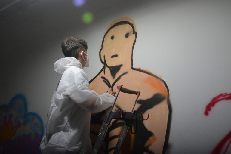 Nach und nach wird aus den ersten Strichen das Kunstwerk vollendet.