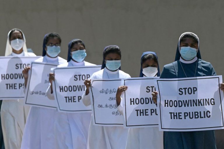 Nonnen protestieren in der Hauptstadt Sri Lankas, Colombo, gegen die anhaltende Wirtschaftskrise. AFP