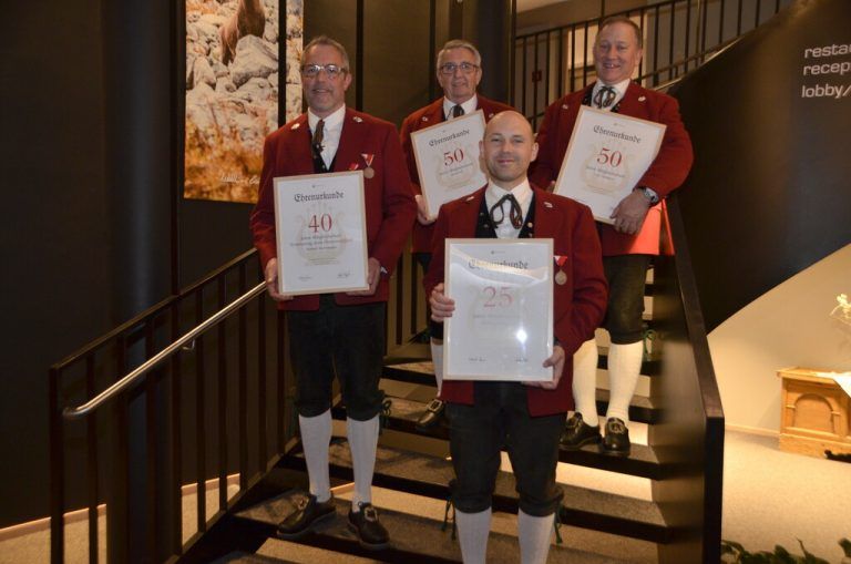 Norbert Kurzemann, Josef Zech, Matthias Vonbank und Luis Vonbank wurden geehrt. <span class="copyright">dob</span>