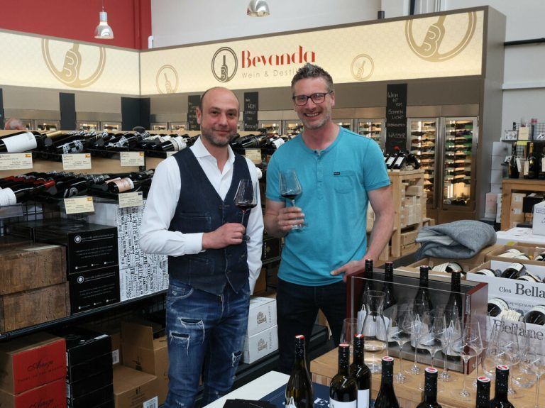 Oliver Bertsch und Winzer Georg Preisinger.