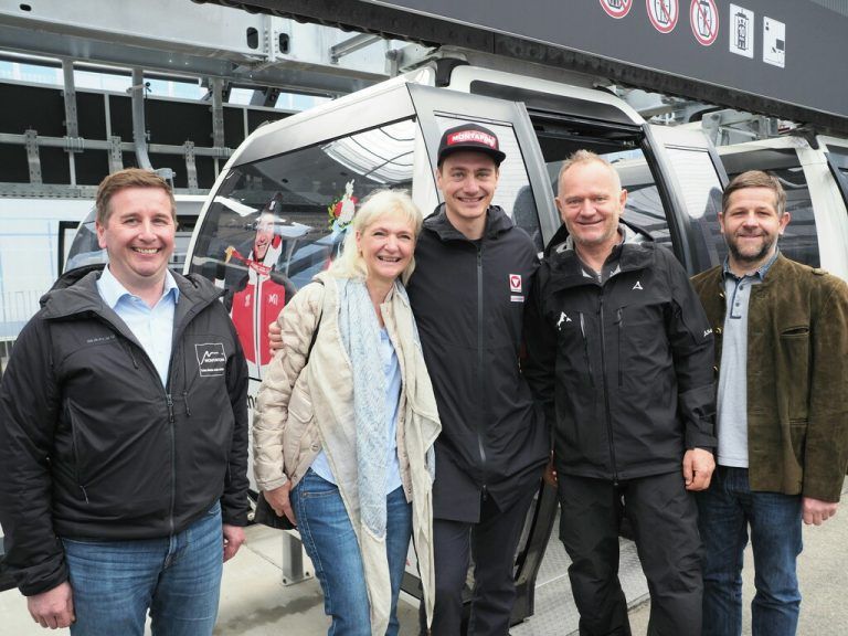 Olympiasieger Alessandro „Izzi“ Hämmerle (M.) mit Mama Caterina, Bürgermeister Daniel Sandrell, GF Peter Marko (Silvretta Montafon) und Vizebürgermeister Kasper Alexander. sie
