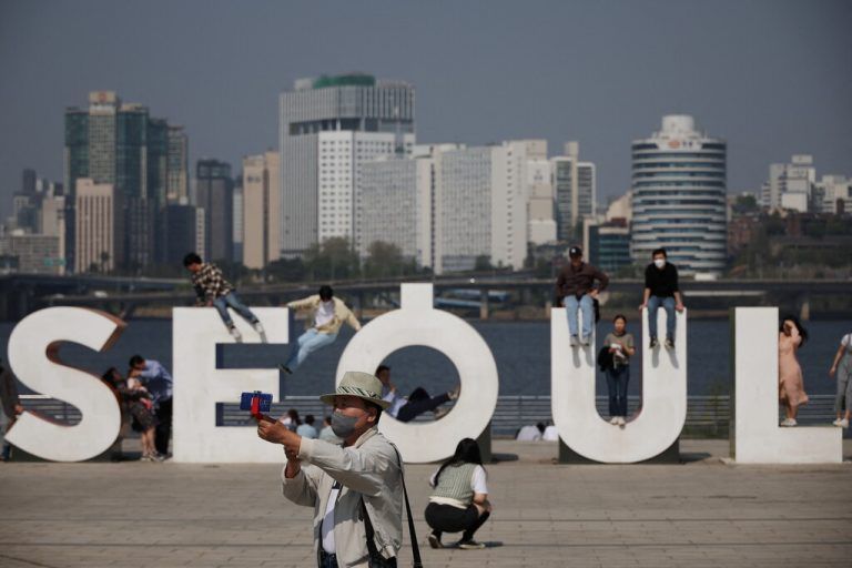 Passanten posieren bei einem „Seoul“-Schriftzug in der südkoreanischen Hauptstadt. Reuters