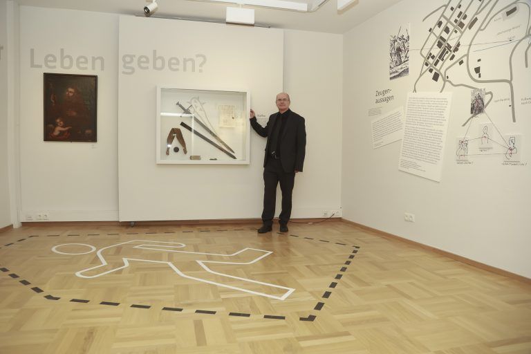 Der Tod des hl. Fidelis während der Rekatholisierung wird in der Ausstellung in einem eigenen Raum thematisiert. Dieser wurde als Tatort inszeniert.  VN/Paulitsch